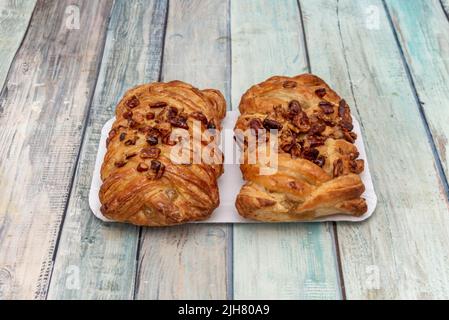 Ein Zopf ist ein Stück Gebäck in Form von geflochtenem Teig oder Brioche-Brot, das Früchte oder andere Füllungen enthalten kann. Stockfoto