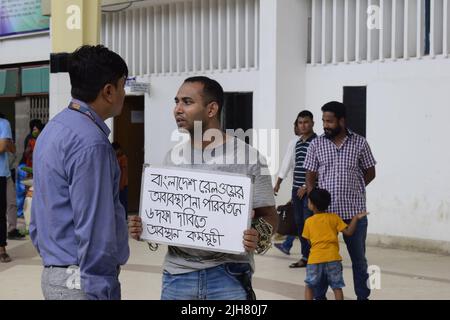 16. Juli 2022, Dhaka, Dhaka, Bangladesch: Mohiuddin Roni, Eine Studentin der Dhaka University ist seit 10 Tagen im Bahnhof Kamalapur in Dhaka, um gegen die schwarze Vermarktung von Bahntickets und das allgemeine Missmanagement zu protestieren. Während Eid UL-Adha, auf dem Rückweg nach Hause, buchte er das Zugticket über das Internet, konnte aber wegen des Schwarzmarktproblems mit dem Ticket nicht reisen. Dann nahm er einen Proteststand auf dem Bahnhof und begann, durch darstellende Künste zu protestieren. Er selbst hat seine Hände angekettet. Er stellte 6-Punkte-Forderungen vor und kündigte an, sein Sit-in-Programm so lange fortzusetzen, bis es soweit ist Stockfoto