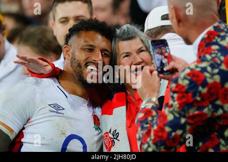 Sydney, Australien. 16.. Juli 2022. Courtney Lawes of England feiert mit England-Fans während des eToro England Series-Spiels zwischen Australien und England am Sydney Cricket Ground, Sydney, Australien, am 16. Juli 2022. Foto von Peter Dovgan. Nur zur redaktionellen Verwendung, Lizenz für kommerzielle Nutzung erforderlich. Keine Verwendung bei Wetten, Spielen oder Veröffentlichungen einzelner Clubs/Vereine/Spieler. Kredit: UK Sports Pics Ltd/Alamy Live Nachrichten Stockfoto