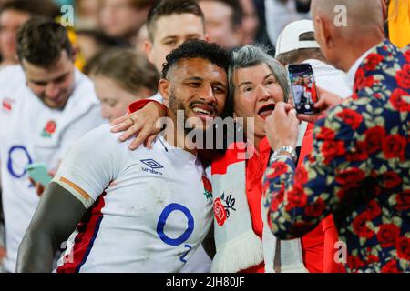 Sydney, Australien. 16.. Juli 2022. Courtney Lawes of England feiert mit England-Fans während des eToro England Series-Spiels zwischen Australien und England am Sydney Cricket Ground, Sydney, Australien, am 16. Juli 2022. Foto von Peter Dovgan. Nur zur redaktionellen Verwendung, Lizenz für kommerzielle Nutzung erforderlich. Keine Verwendung bei Wetten, Spielen oder Veröffentlichungen einzelner Clubs/Vereine/Spieler. Kredit: UK Sports Pics Ltd/Alamy Live Nachrichten Stockfoto