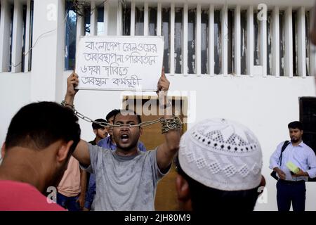 16. Juli 2022, Dhaka, Dhaka, Bangladesch: Mohiuddin Roni, Eine Studentin der Dhaka University ist seit 10 Tagen im Bahnhof Kamalapur in Dhaka, um gegen die schwarze Vermarktung von Bahntickets und das allgemeine Missmanagement zu protestieren. Während Eid UL-Adha, auf dem Rückweg nach Hause, buchte er das Zugticket über das Internet, konnte aber wegen des Schwarzmarktproblems mit dem Ticket nicht reisen. Dann nahm er einen Proteststand auf dem Bahnhof und begann, durch darstellende Künste zu protestieren. Er selbst hat seine Hände angekettet. Er stellte 6-Punkte-Forderungen vor und kündigte an, sein Sit-in-Programm so lange fortzusetzen, bis es soweit ist Stockfoto