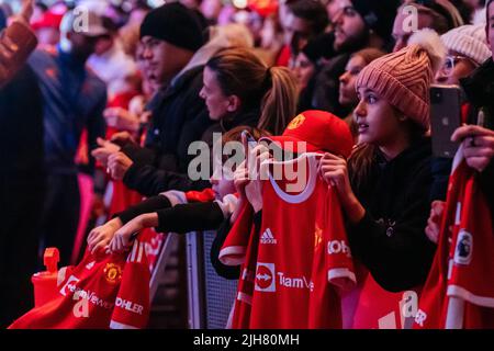 16. Juli 2022: MELBOURNE, AUSTRALIEN - 16. JULI: Fans bei einem Manchester United Auswärtstrikot-Werbestart auf dem Federation Square in Melbourne am 16.. Juli 2022 (Bildquelle: © Chris Putnam/ZUMA Press Wire) Stockfoto