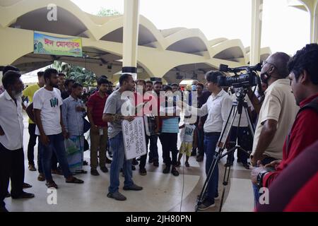 16. Juli 2022, Dhaka, Dhaka, Bangladesch: Mohiuddin Roni, Eine Studentin der Dhaka University ist seit 10 Tagen im Bahnhof Kamalapur in Dhaka, um gegen die schwarze Vermarktung von Bahntickets und das allgemeine Missmanagement zu protestieren. Während Eid UL-Adha, auf dem Rückweg nach Hause, buchte er das Zugticket über das Internet, konnte aber wegen des Schwarzmarktproblems mit dem Ticket nicht reisen. Dann nahm er einen Proteststand auf dem Bahnhof und begann, durch darstellende Künste zu protestieren. Er selbst hat seine Hände angekettet. Er stellte 6-Punkte-Forderungen vor und kündigte an, sein Sit-in-Programm so lange fortzusetzen, bis es soweit ist Stockfoto