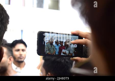 16. Juli 2022, Dhaka, Dhaka, Bangladesch: Mohiuddin Roni, Eine Studentin der Dhaka University ist seit 10 Tagen im Bahnhof Kamalapur in Dhaka, um gegen die schwarze Vermarktung von Bahntickets und das allgemeine Missmanagement zu protestieren. Während Eid UL-Adha, auf dem Rückweg nach Hause, buchte er das Zugticket über das Internet, konnte aber wegen des Schwarzmarktproblems mit dem Ticket nicht reisen. Dann nahm er einen Proteststand auf dem Bahnhof und begann, durch darstellende Künste zu protestieren. Er selbst hat seine Hände angekettet. Er stellte 6-Punkte-Forderungen vor und kündigte an, sein Sit-in-Programm so lange fortzusetzen, bis es soweit ist Stockfoto