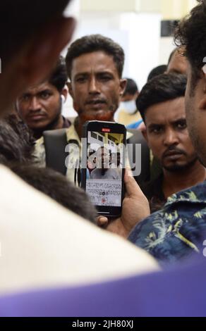 16. Juli 2022, Dhaka, Dhaka, Bangladesch: Mohiuddin Roni, Eine Studentin der Dhaka University ist seit 10 Tagen im Bahnhof Kamalapur in Dhaka, um gegen die schwarze Vermarktung von Bahntickets und das allgemeine Missmanagement zu protestieren. Während Eid UL-Adha, auf dem Rückweg nach Hause, buchte er das Zugticket über das Internet, konnte aber wegen des Schwarzmarktproblems mit dem Ticket nicht reisen. Dann nahm er einen Proteststand auf dem Bahnhof und begann, durch darstellende Künste zu protestieren. Er selbst hat seine Hände angekettet. Er stellte 6-Punkte-Forderungen vor und kündigte an, sein Sit-in-Programm so lange fortzusetzen, bis es soweit ist Stockfoto