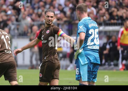 Deutschland. 16.. Juli 2022. firo: 07/16/2022 Fußball, Fußball, 2. Bundesliga, Saison 2022/2023, 1. Spieltag FC St.Pauli Hamburg, Sankt Pauli - FC Nürnberg Leart Paqarada, Halbfigur, mit , und , Christian Mathenia Credit: dpa picture Alliance/Alamy Live News Stockfoto