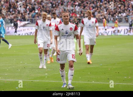 Deutschland. 16.. Juli 2022. firo: 07/16/2022 Fußball, Fußball, 2. Bundesliga, Saison 2022/2023, 1. Spieltag FC St.Pauli Hamburg, Sankt Pauli - FC Nürnberg Fabian Nurnberger, ganze Figur, Enttäuschung, enttäuscht, Abreise Credit: dpa picture Alliance/Alamy Live News Stockfoto