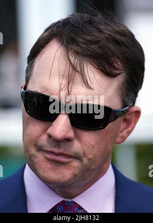 Trainer Aidan O'Brien reagiert nach dem Gewinn der Jebel Ali Racecourse und Stables Anglesey Stakes mit Little Big Bear auf der Curragh Racecourse. Bilddatum: Samstag, 16. Juli 2022. Stockfoto