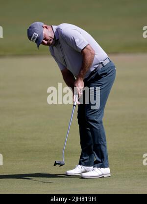 Am dritten Tag der Open im Old Course, St Andrews, legt Lee Westwood von England auf das Grün von 1.. Bilddatum: Samstag, 16. Juli 2022. Stockfoto