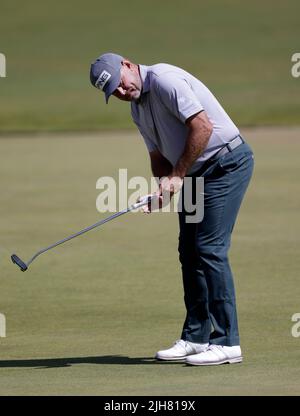 Am dritten Tag der Open im Old Course, St Andrews, legt Lee Westwood von England auf das Grün von 1.. Bilddatum: Samstag, 16. Juli 2022. Stockfoto