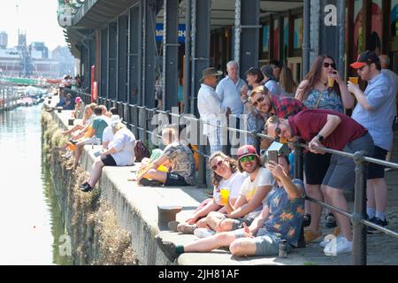 Bristol, Großbritannien. 16.. Juli 2022. UK Wetter: Heiß und sonnig beim Bristol Harbourside Festival, Bristol, UK Credit: Mr Standfast/Alamy Live News Credit: Mr Standfast/Alamy Live News Stockfoto