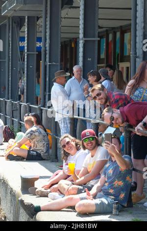 Bristol, Großbritannien. 16.. Juli 2022. UK Wetter: Heiß und sonnig beim Bristol Harbourside Festival, Bristol, UK Credit: Mr Standfast/Alamy Live News Credit: Mr Standfast/Alamy Live News Stockfoto