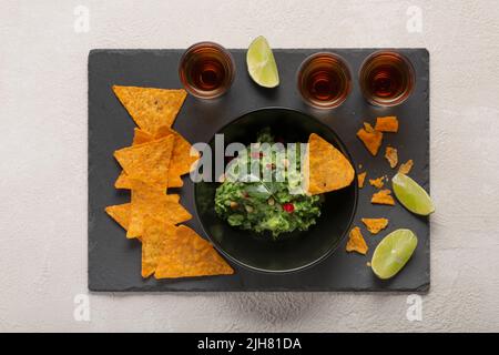 Lateinamerikanische mexikanische Küche Party Sauce Guacamole, Salsa, Chips und t equila. Nachos – Eine klassische mexikanische Vorspeise Stockfoto