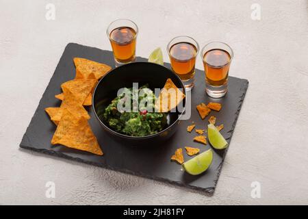 Lateinamerikanische mexikanische Küche Party Sauce Guacamole, Salsa, Chips und t equila. Nachos – Eine klassische mexikanische Vorspeise Stockfoto