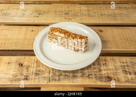 Ein Plätzchen Kuchen gewürzt mit dunklen und weißen Pralinen. Zwischen den rechteckigen Cookies, Stockfoto