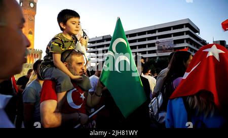 Izmir, Türkei, Türkei. 15.. Juli 2022. Menschen mit türkischen Flaggen, einige von ihnen mit Präsident Erdogan und osmanischer Flagge, nahmen am 15. Juli an den Veranstaltungen zum Tag der Demokratie und nationalen Einheit Teil, um den 15. Juli zu feiern, der den Putsch am Konak-Platz besiegte. Beim gescheiterten Putschversuch vom 15.. Juli 2016 wurden 249 Menschen gemartert und fast 2.200 Menschen verletzt. (Bild: © DIL Toffolo/Pacific Press via ZUMA Press Wire) Stockfoto