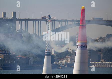 Porto, Portugal, September 1, 2017: Red Bull Air Race. Tag der Ausbildung. Moment, wenn Flugzeug die aufblasbaren Pylonen Hits. Stockfoto