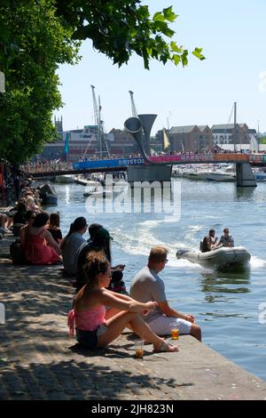 Bristol, Großbritannien. 16.. Juli 2022. UK Wetter: Heiß und sonnig beim Bristol Harbourside Festival, Bristol, UK Credit: Mr Standfast/Alamy Live News Credit: Mr Standfast/Alamy Live News Stockfoto