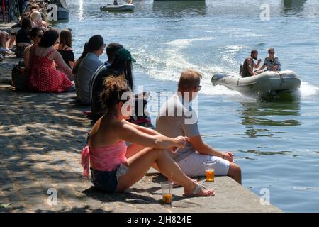 Bristol, Großbritannien. 16.. Juli 2022. UK Wetter: Heiß und sonnig beim Bristol Harbourside Festival, Bristol, UK Credit: Mr Standfast/Alamy Live News Credit: Mr Standfast/Alamy Live News Stockfoto