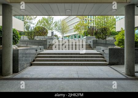Eingangstreppe aus Granit zur Lobby eines Bürogebäudes Stockfoto