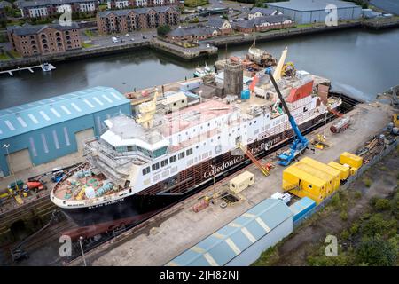 Greenock, Schottland, Großbritannien, Juli 16. 2022, Ferguson Marine Werft neue Calmac Fähre namens Glen Sannox verlegt top Greenock Stockfoto