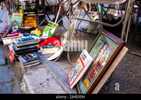 Sevilla, Spanien - 14. Juli 2022 verschiedene Objekte verkauft auf dem Flohmarkt, auch bekannt als Mercadillo Historico Del Jueves, sind die Einheimischen beschäftigt, um l stochen Stockfoto