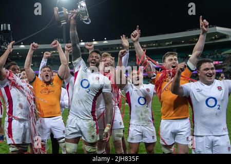 Sydney, Australien. 16.. Juli 2022. 16.. Juli 2022, Sydney Cricket Ground, Sydney Australien: Internationales Rugby-Testspiel Australien gegen England 3. Test: England feiert den Sieg im Ella Mobs Cup Credit: Action Plus Sports Images/Alamy Live News Stockfoto