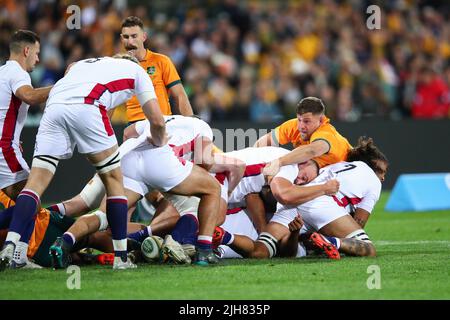 Sydney, Australien. 16.. Juli 2022. 16.. Juli 2022, Sydney Cricket Ground, Sydney Australien: Internationales Rugby-Testspiel Australien gegen England 3. Test: David Porecki aus Australien zieht die England-Verteidigung Kredit: Action Plus Sports Images/Alamy Live News Stockfoto