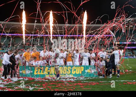 Sydney, Australien. 16.. Juli 2022. 16.. Juli 2022, Sydney Cricket Ground, Sydney Australien: Internationales Rugby-Testspiel Australien gegen England 3. Test: England feiert den Sieg im Ella Mobs Cup Credit: Action Plus Sports Images/Alamy Live News Stockfoto