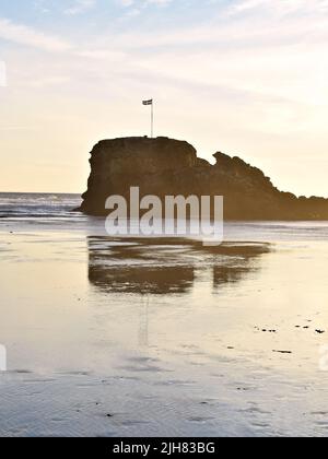 Chapel Rock am Perranporth Strand bei Sonnenuntergang Stockfoto