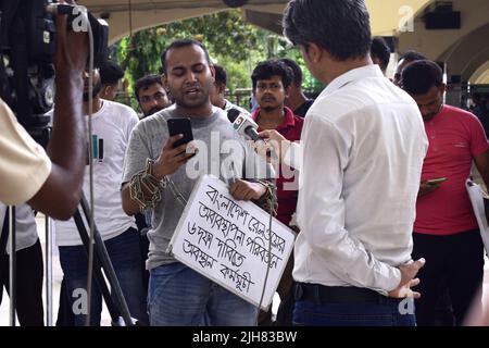 16. Juli 2022, Dhaka, Dhaka, Bangladesch: Mohiuddin Roni, Eine Studentin der Dhaka University ist seit 10 Tagen im Bahnhof Kamalapur in Dhaka, um gegen die schwarze Vermarktung von Bahntickets und das allgemeine Missmanagement zu protestieren. Während Eid UL-Adha, auf dem Rückweg nach Hause, buchte er das Zugticket über das Internet, konnte aber wegen des Schwarzmarktproblems mit dem Ticket nicht reisen. Dann nahm er einen Proteststand auf dem Bahnhof und begann, durch darstellende Künste zu protestieren. Er selbst hat seine Hände angekettet. Er stellte 6-Punkte-Forderungen vor und kündigte an, sein Sit-in-Programm so lange fortzusetzen, bis es soweit ist Stockfoto