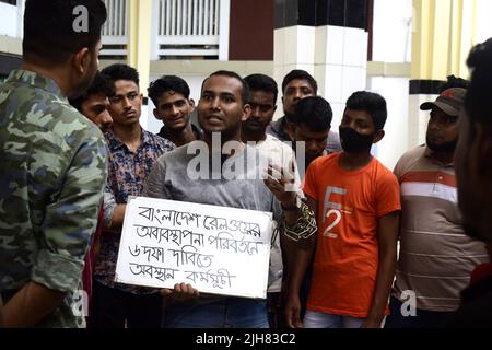 16. Juli 2022, Dhaka, Dhaka, Bangladesch: Mohiuddin Roni, Eine Studentin der Dhaka University ist seit 10 Tagen im Bahnhof Kamalapur in Dhaka, um gegen die schwarze Vermarktung von Bahntickets und das allgemeine Missmanagement zu protestieren. Während Eid UL-Adha, auf dem Rückweg nach Hause, buchte er das Zugticket über das Internet, konnte aber wegen des Schwarzmarktproblems mit dem Ticket nicht reisen. Dann nahm er einen Proteststand auf dem Bahnhof und begann, durch darstellende Künste zu protestieren. Er selbst hat seine Hände angekettet. Er stellte 6-Punkte-Forderungen vor und kündigte an, sein Sit-in-Programm so lange fortzusetzen, bis es soweit ist Stockfoto