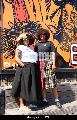 Juli 16. 2022. Margate, Großbritannien. (L-R) Kelly Abbott und Victoria Barrow Williams, Mitbegründer von People dem Collective, besuchen People dem Collective Black British Icons Mural in Dreamland Margate. Quelle: JGY/Alamy Live News Stockfoto