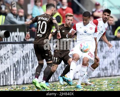 Deutschland. 16.. Juli 2022. 16. Juli 2022, Hamburg: Fußball: 2. Bundesliga, Matchday 1, Hamburg, Millerntor-Stadion, FC St. Pauli - 1. FC Nürnberg, Nürnbergs Jan Gyamerah (2. v.r.) gegen St. Paulis Marcel Hartel (l.) und Johannes Eggestein. Foto: Michael Schwartz/dpa Quelle: dpa picture Alliance/Alamy Live News Stockfoto
