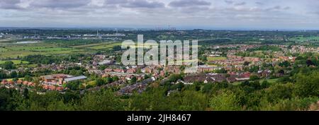 Panoramablick auf Frodsham vom Fridsham Hügel. Frodsham ist eine Marktstadt und Wahlstation in der einheitlichen Behörde von Khishire West. Stockfoto