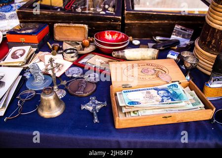 Sevilla, Spanien - 14. Juli 2022 verschiedene Objekte verkauft auf dem Flohmarkt, auch bekannt als Mercadillo Historico Del Jueves, sind die Einheimischen beschäftigt, um l stochen Stockfoto