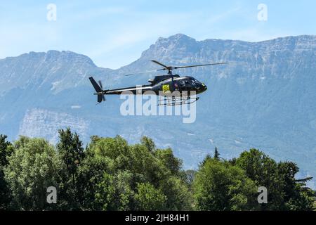 Die Abbildung zeigt einen VIP-Hubschrauber während der zehnten Etappe des Radrennens Tour de France, einem Rennen aus dem Jahr 148km von Morzine les Portes du Soleil nach Megeve, Frankreich, am Dienstag, den 12. Juli 2022. Die diesjährige Tour de France findet vom 01. Bis 24. Juli 2022 statt. BELGA FOTO DAVID PINTENS - UK OUT Stockfoto