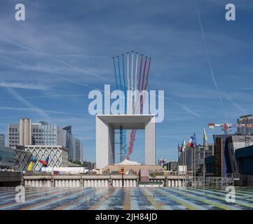 Paris, Frankreich - 07 17 2022: Flugschau vom 14. Juli. AlphaJET der Patrouille von Frankreich, die über dem Bezirk La Defense fliegt Stockfoto