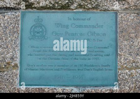 Guy Gibson Gedenktafel am Institut, Porthleven, Cornwall Stockfoto