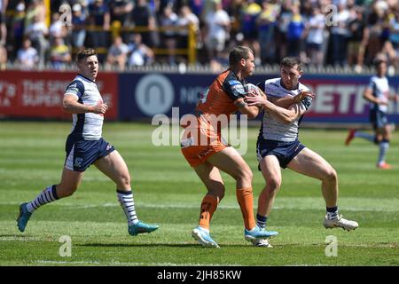 Castleford, England - 16.. Juli 2022 - Cheyse Blair von Castleford Tigers wird von Warrington Wolves Jake Wardle angegangen. Rugby League Betfred Super League Castleford Tigers vs Warrington Wolves im Mend-A-Hose Stadium, Castleford, Großbritannien Stockfoto