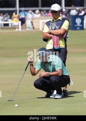 St. Andrews, Großbritannien. 16.. Juli 2022. Der japanische Hideki Matsuyama legt beim dritten Lauf der Open Championship 150. im St. Andrews Golf Club in St. Andrews, Schottland, am Samstag, den 16. Juli 2022, einen Putt auf den 18. Green an. Foto von Hugo Philpott/UPI Credit: UPI/Alamy Live News Stockfoto