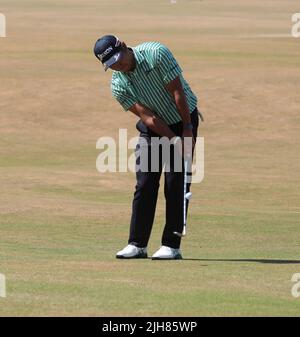 St. Andrews, Großbritannien. 16.. Juli 2022. Der japanische Hideki Matsuyama platt am Samstag, den 16. Juli 2022, beim dritten Lauf der Open Championship 150. im St. Andrews Golf Club in St. Andrews, Schottland, auf das Grün der 18.. Foto von Hugo Philpott/UPI Credit: UPI/Alamy Live News Stockfoto