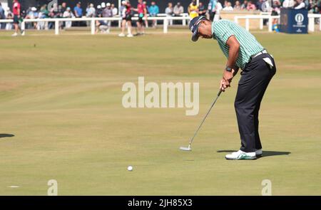 St. Andrews, Großbritannien. 16.. Juli 2022. Der japanische Hideki Matsuyama platzt am Samstag, den 16. Juli 2022, beim dritten Lauf der Open Championship 150. im St. Andrews Golf Club in St. Andrews, Schottland, auf das Grün der 18.. Foto von Hugo Philpott/UPI Credit: UPI/Alamy Live News Stockfoto