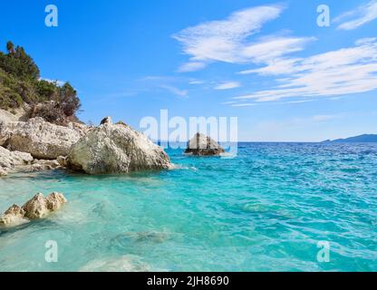 Türkisfarbenes Meer und blauer Himmel an der Westküste von Lefkada auf den ionischen Inseln im Norden Griechenlands Stockfoto