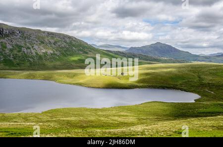 Burnmoor Tarn von den Hängen von Illgill Head in Richtung harter fiel im Lake District UK Stockfoto