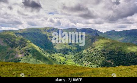 Blick von Hartsop Dodd über Dovedale nach Hart Crag und Helvellyn im Lake District Cumbria UK Stockfoto