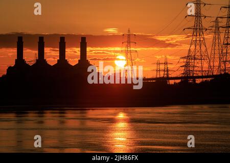 Sonnenuntergang über dem Gas-Kraftwerk Connah's Quay, Deeside, North Wales Stockfoto