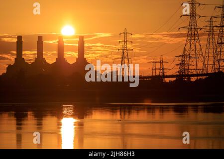 Sonnenuntergang über dem Gas-Kraftwerk Connah's Quay, Deeside, North Wales Stockfoto