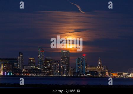 Supermoon über der Skyline von Liverpool, Merseyside, England Stockfoto