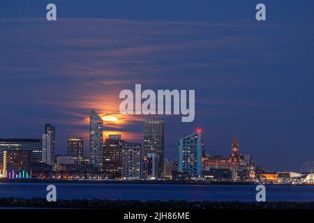 Supermoon über der Skyline von Liverpool, Merseyside, England Stockfoto